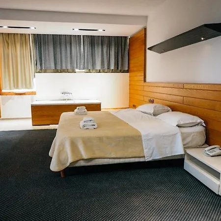 ホテル Bermon ティラナ